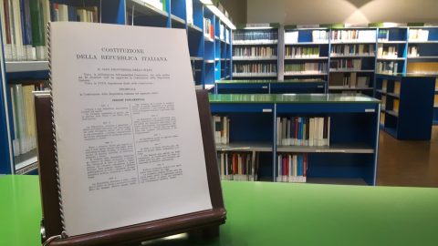 costituzione su leggìo in biblioteca